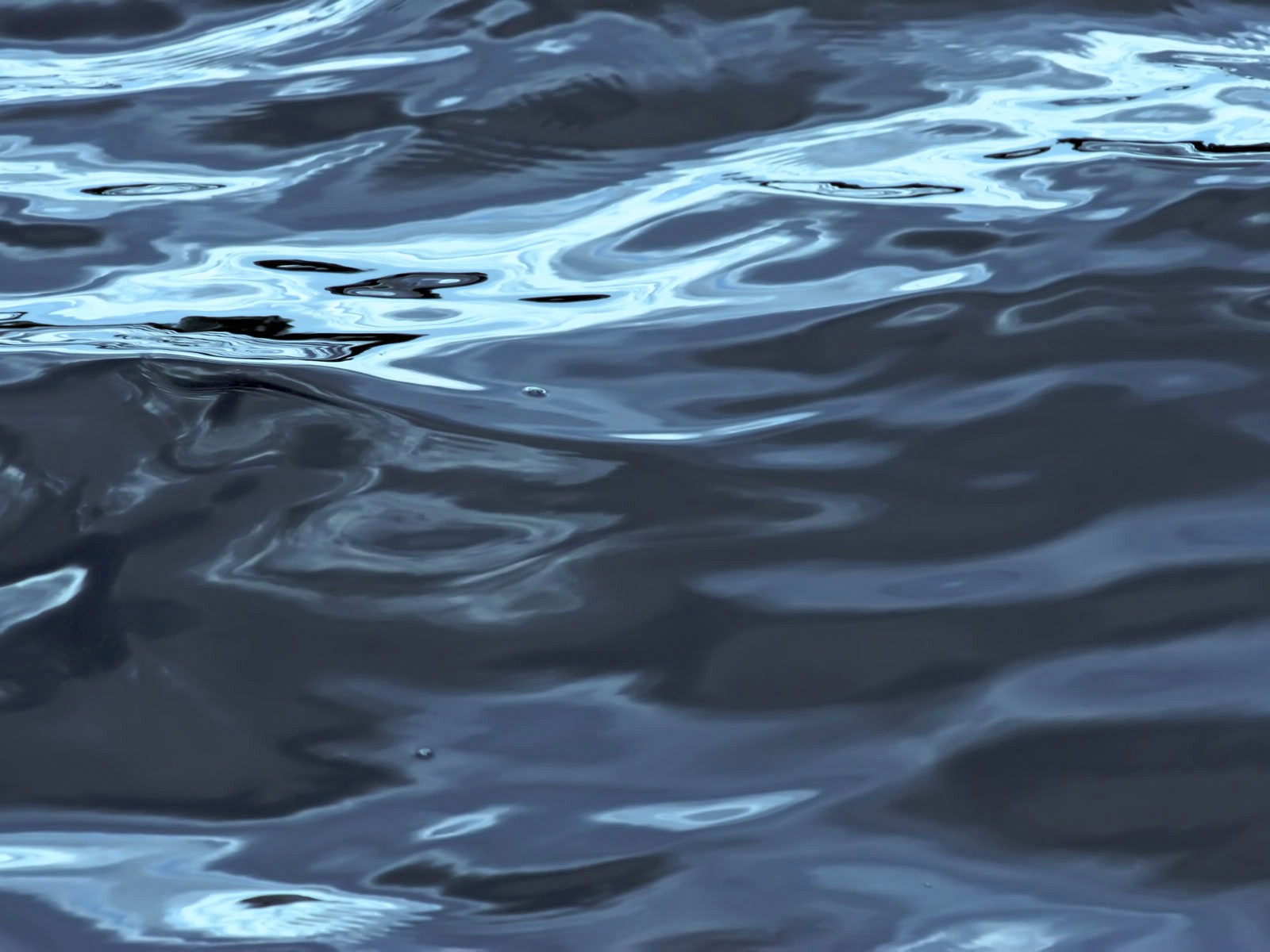 Волна бегущая по поверхности воды. Текстура воды. Реалистичная текстура воды. Поверхность воды. Блики на воде.