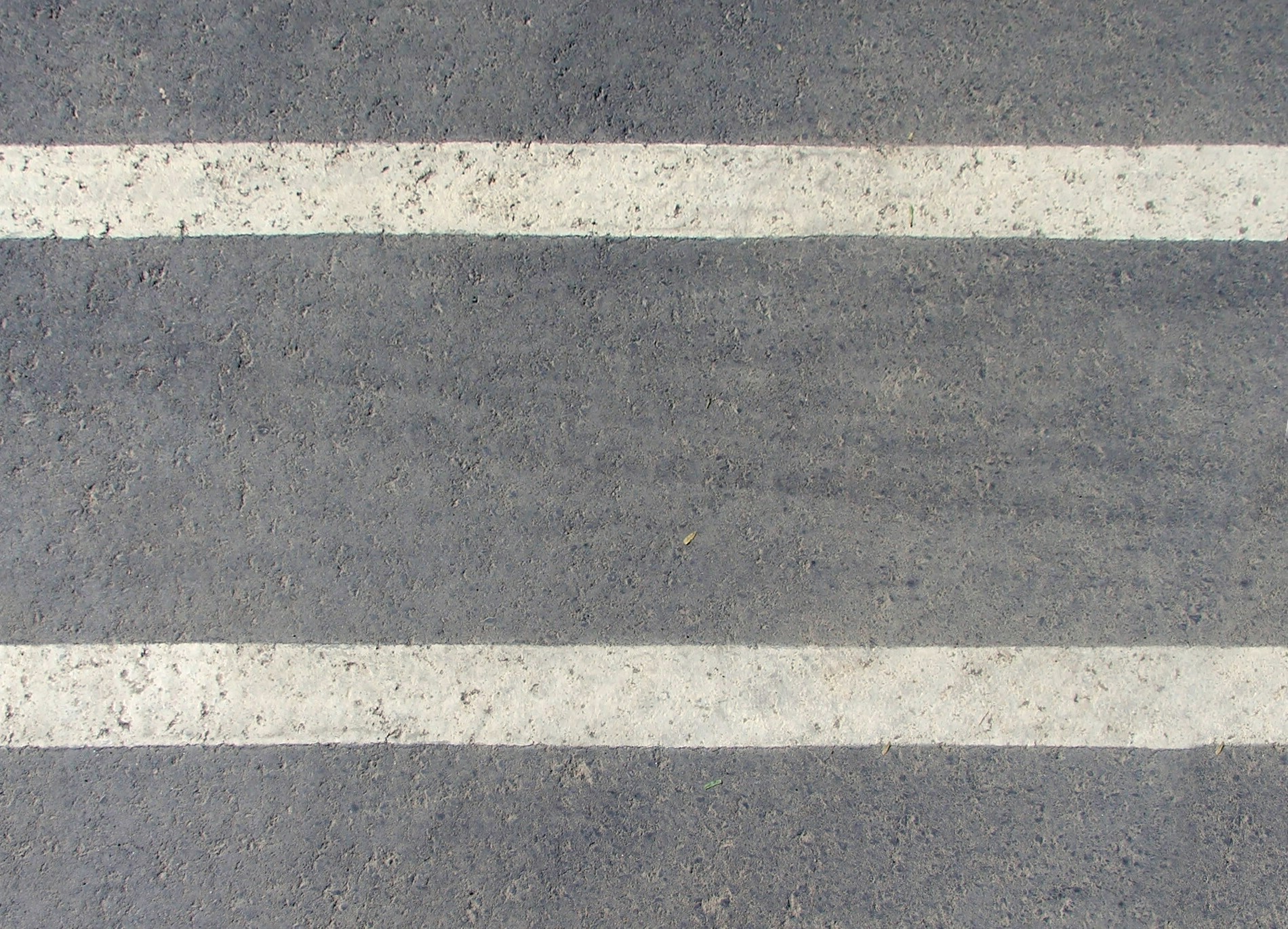 асфальт с желтыми полосками. текстурадороги без размеки. дорожная разметка текстура. дорога вид сверху. желто-черная разметка.