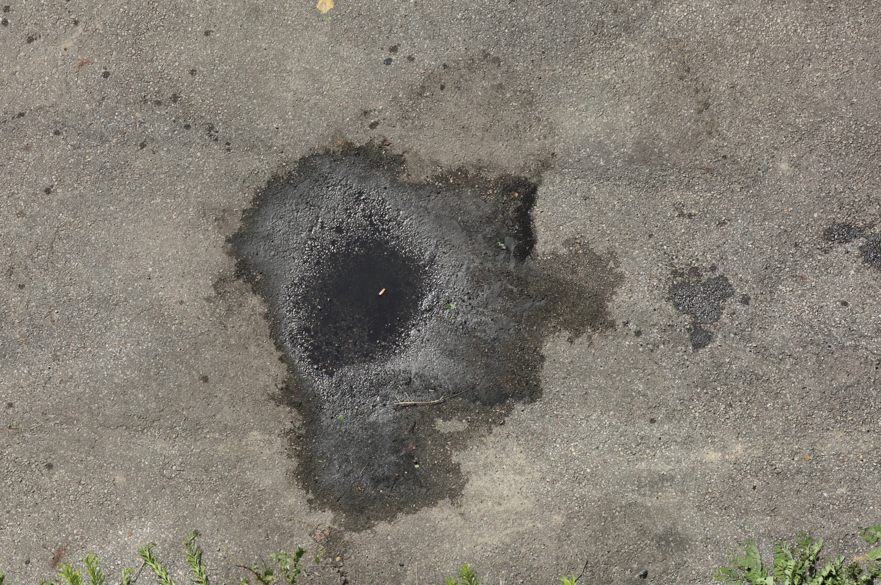 Лужи на асфальте вид сверху. Пятно на потолке при покраске на свету. Масляное пятно на бетоне. Мокрое пятно. Мокрое пятно на потолке в ванной.