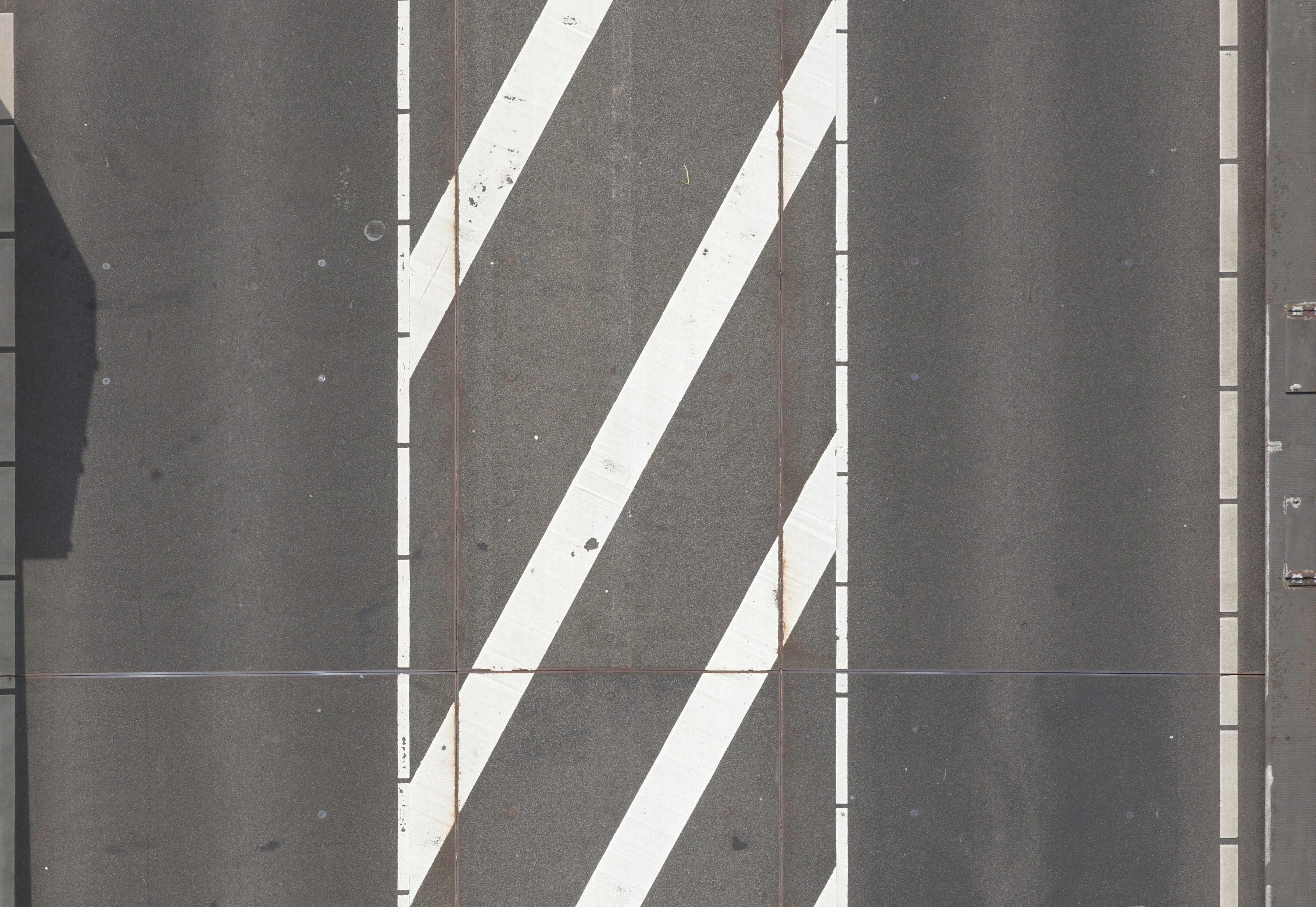 асфальт с разметкой. текстура разметки. текстура дороги. текстура асфальта бесшовная с разметкой. дорожное полотно с разметкой.